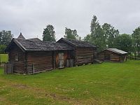 V blízkosti kostela je ukázka toho, jak vypadalo kdysi městečko Särna. Statek, kovárna, loděnice, mlékárna, sklad, stáj s kůlnou a další zajímavé domečky.
