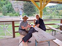 Nejdříve promlouváme s Neptunem a poté zkoumáme občerstvovací možnosti.