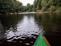 Zpráva, že přijeli na Jizeru dva zkušení vodáci, proplula řekou rychleji než oheň v suché trávě.