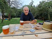 Po dvou kilometrech plavby usuzujeme, že je čas oběda. Zahrádka restaurace Křížky je k tomu jako stvořená.