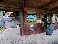 O sto metrů dále proti proudu objevujeme úžasnou hospůdku V Oudolí. Pan majitel je pohodový a příjemný člověk.