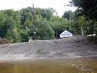 Prší a prší, a tak se jdeme schovat. Většina průvodců doporučuje zastavit na kilometru 83,4 ve stylové restauraci „Zrcadlová koza“.