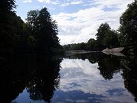 Jizera protéká malebnou vesničkou Dolánky, u které nás čeká další zastávka. Nevýhodou této řeky je množství nesjízdných jezů.