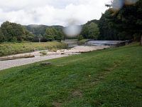 Tři metry vysoký Dolánky jez (82,3) nám nedává jinou volbu než středně obtížné přenášení.