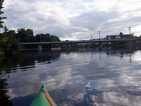 Ve městě postavili kdysi několik mostů. Před tím hlavním, silničním, nás čeká opět zastávka. Řeka je tady přehrazena dalším nesjízdným jezem.