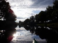 Z horské říčky se stává nížinný tok, který zvolna proudí mírně zvlněnou lučinatou krajinou.