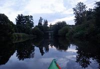 Za dnešní odpoledne máme v pádlech krásných dvacet kilometrů a sedm set metrů. K tomu jeden úspěšně zdolaný jez a tři úspěšně přenesené jezy.