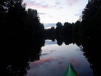 V zádech máme starou známou obludu jménem Čas, která již otvírá chřtán, aby si pochutnala na dvojici mokrých vodáků.