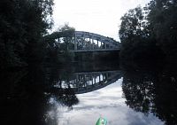 Tma přichází rychleji, než bychom chtěli. Naštěstí brzy spatřujeme jeden, dva, tři mosty – silniční, železniční a dálniční.