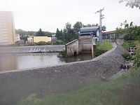 Obec Svijany se s námi loučí a my druhý den plavby zahajujeme záhy dalším nepříjemným přenášením jezu Svijany.