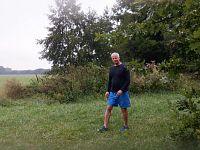 Zkušený meteorolog Max zkoumá jistým pohledem na oblohu počasí. Čekat, kdy se počasí umoudří, se nám nechce.