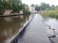 Jez Březina (km 66,6) by možná byl za vyššího stavu sjízdný, ale to není dnešní případ. Přenášíme tudíž napravo.