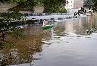 Max je hravý. Občas pošle loďku a zapomene ji chytit. A tak za ní běží a plave a já mám čas se kochat kouzelnou krajinou v okolí Jizery.