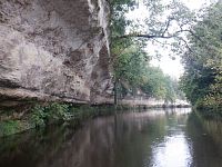V březích se vlivem eroze vytvořily prohlubně, tzv. skalní sruby Jizery.