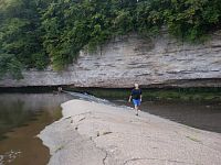 Zkušený vodák Max nevěří a jde se přesvědčit.