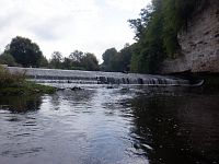 Ale je to tak. Na kilometru 64,4 nám Jizera vystavuje další stopku v podobě nesjízdného jezu Hubálov. Opět tedy přetahujeme naši keňu.