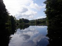 Na kilometru 58,6 zastavujeme u nesjízdné jezu Hněvousovice, kde objevujeme ohniště včetně přiměřeně mokrého dříví.