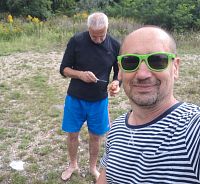 Je kousek po poledni a k obědu se podávají chutné špekáčky, mokrý chléb a kremžská hořčice, kterou jsem zapomněl doma.