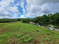 Zkušený vodák si však poradí s rozděláním ohně za každé situace. Navíc se na nás přišlo podívat sluníčko, a tak sušíme věci.