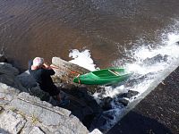 Posilněni dobrou krmí přetahujeme ne zcela bez problémů loď přes jez.