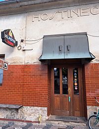 Max však objevuje o něco méně barokní budovu s malinkatou zahrádkou.