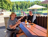 Už jsme chtěli odplout, když jsem si vzpomněl, že jsem v hospůdce Na hřišti před lety chutnal o Velikonocích zelené pivo.