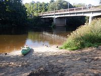 Včera jsme utopili mapu a kilometráž, tudíž raději zastavujeme a jdeme zjišťovat potřebné informace.