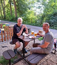 Opět nám přeje štěstí. Potkáváme dobrého člověka, majitele kiosku Nad jezem. Podíval se na nás a nabídl nám k pivu utopence.