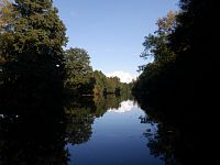 Musíme pokračovat. Vypadá to, že se dnes večer opět chystá převzít vládu tma a odnést si světlo dne.