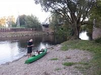 Následně podplouváme silniční most a hledáme místečko ke spaní, což se daří kousek za železničním mostem (48,0 km).