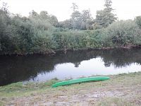 Dnes jsme zvládli krásných 30 kilometrů a přenesli či přetáhli 6 jezů.