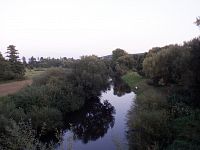 Brzy ráno nebe ještě nezáří, modroučké je pouze malinko. Nad řekou leží slabý mlžný opar.