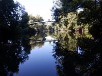 Oblouky většiny mostů si dnes prohlížejí svůj odraz na hladině řeky pod sebou.