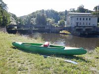 Vysoký jez nám nenabízí jinou možnost než přenášení po pravé straně.