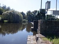 Na levém břehu se začíná nesměle ukazovat město Mladá Boleslav.