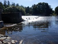 Před námi dává o sobě zcela jasně vědět nesjízdný jez Podlázky (39,7 km).