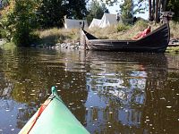 Přetahujeme naši keňu po koruně a vyhlížíme k pravému břehu, kde nás zaujala jiná zajímavá loď.
