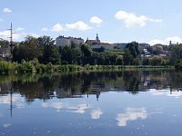 Ani řece Jizeře se nevyhnulo tisícileté působení člověka. Vesnice, města, a průmyslové objekty vyrostly na březích, které spojují mosty a lávky.