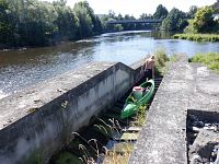 Jeden pan rybář nám před chvílí říkal, že v té šlajsně půjde loď dobře přetáhnout.