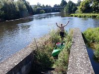 My tam však moc vody téct nevidíme, což ale nemůže ubrat Maxovi na dobré náladě.