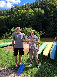 Vracíme půjčenou loď na místě, kde jsme při pátečním poledni poprvé pohladili pádlem vodu Jizery, abychom se s ní přivítali.