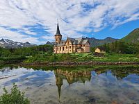 Kostel v obci Kabelvåg je známý také jako „lofotská katedrála“. Žlutý dřevěný kostel má kapacitu asi 1200 lidí, což z něj činí největší dřevěnou budovu v severním Norsku.