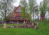 Novogotický kostel v Kiruně je nejenom jednou z největších dřevěných staveb ve Švédsku, ale v roce 2001 byla tato „svatyni nomádského lidu“ zvolena v celostátní anketě nejoblíbenější budovou v zemi.