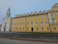Klvaňovo gymnázium a Kostel sv. Josefa Kalasanského