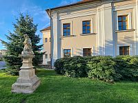 Jan z Pomuka před Základní uměleckou školou