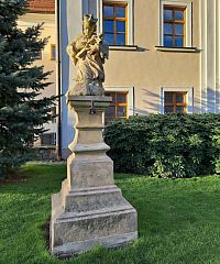 Jan z Pomuka před Základní uměleckou školou