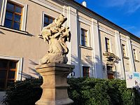 Jan z Pomuka před Základní uměleckou školou