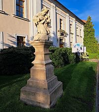 Jan z Pomuka před Základní uměleckou školou