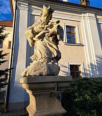 Jan z Pomuka před Základní uměleckou školou