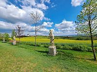 Kyjov a rozcestí Kameníky s křížem